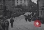 Standbild USA Infanteristen München Deutschland, 1945, aus Sekunde 37 historischem Filmmaterial Videoclip 65675075223