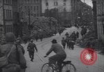 Standbild USA Infanteristen München Deutschland, 1945, aus Sekunde 40 historischem Filmmaterial Videoclip 65675075223