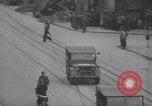 Standbild US Armee marschiert deutschen Gefangenen durch Stadt München Deutschland, 1945, aus Sekunde 1 historischem Filmmaterial Videoclip 65675075225