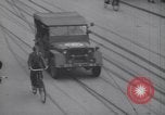 Standbild US Armee marschiert deutschen Gefangenen durch Stadt München Deutschland, 1945, aus Sekunde 3 historischem Filmmaterial Videoclip 65675075225