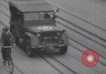 Standbild US Armee marschiert deutschen Gefangenen durch Stadt München Deutschland, 1945, aus Sekunde 4 historischem Filmmaterial Videoclip 65675075225