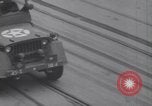 Standbild US Armee marschiert deutschen Gefangenen durch Stadt München Deutschland, 1945, aus Sekunde 5 historischem Filmmaterial Videoclip 65675075225