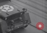 Standbild US Armee marschiert deutschen Gefangenen durch Stadt München Deutschland, 1945, aus Sekunde 6 historischem Filmmaterial Videoclip 65675075225