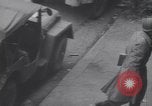 Standbild US Armee marschiert deutschen Gefangenen durch Stadt München Deutschland, 1945, aus Sekunde 9 historischem Filmmaterial Videoclip 65675075225