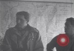 Standbild US Armee marschiert deutschen Gefangenen durch Stadt München Deutschland, 1945, aus Sekunde 11 historischem Filmmaterial Videoclip 65675075225