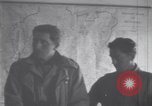 Standbild US Armee marschiert deutschen Gefangenen durch Stadt München Deutschland, 1945, aus Sekunde 12 historischem Filmmaterial Videoclip 65675075225