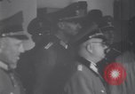 Standbild US Armee marschiert deutschen Gefangenen durch Stadt München Deutschland, 1945, aus Sekunde 13 historischem Filmmaterial Videoclip 65675075225