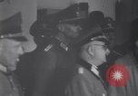 Standbild US Armee marschiert deutschen Gefangenen durch Stadt München Deutschland, 1945, aus Sekunde 14 historischem Filmmaterial Videoclip 65675075225