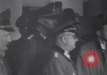 Standbild US Armee marschiert deutschen Gefangenen durch Stadt München Deutschland, 1945, aus Sekunde 15 historischem Filmmaterial Videoclip 65675075225