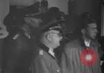 Standbild US Armee marschiert deutschen Gefangenen durch Stadt München Deutschland, 1945, aus Sekunde 16 historischem Filmmaterial Videoclip 65675075225