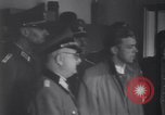 Standbild US Armee marschiert deutschen Gefangenen durch Stadt München Deutschland, 1945, aus Sekunde 17 historischem Filmmaterial Videoclip 65675075225