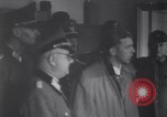 Standbild US Armee marschiert deutschen Gefangenen durch Stadt München Deutschland, 1945, aus Sekunde 18 historischem Filmmaterial Videoclip 65675075225