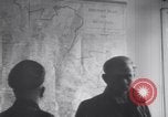 Standbild US Armee marschiert deutschen Gefangenen durch Stadt München Deutschland, 1945, aus Sekunde 25 historischem Filmmaterial Videoclip 65675075225