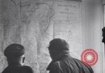 Standbild US Armee marschiert deutschen Gefangenen durch Stadt München Deutschland, 1945, aus Sekunde 27 historischem Filmmaterial Videoclip 65675075225