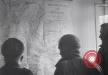 Standbild US Armee marschiert deutschen Gefangenen durch Stadt München Deutschland, 1945, aus Sekunde 32 historischem Filmmaterial Videoclip 65675075225