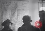 Standbild US Armee marschiert deutschen Gefangenen durch Stadt München Deutschland, 1945, aus Sekunde 33 historischem Filmmaterial Videoclip 65675075225