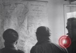 Standbild US Armee marschiert deutschen Gefangenen durch Stadt München Deutschland, 1945, aus Sekunde 34 historischem Filmmaterial Videoclip 65675075225
