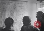 Standbild US Armee marschiert deutschen Gefangenen durch Stadt München Deutschland, 1945, aus Sekunde 36 historischem Filmmaterial Videoclip 65675075225