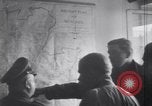 Standbild US Armee marschiert deutschen Gefangenen durch Stadt München Deutschland, 1945, aus Sekunde 37 historischem Filmmaterial Videoclip 65675075225