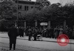 Standbild US Armee marschiert deutschen Gefangenen durch Stadt München Deutschland, 1945, aus Sekunde 38 historischem Filmmaterial Videoclip 65675075225