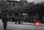 Standbild US Armee marschiert deutschen Gefangenen durch Stadt München Deutschland, 1945, aus Sekunde 39 historischem Filmmaterial Videoclip 65675075225