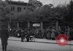 Standbild US Armee marschiert deutschen Gefangenen durch Stadt München Deutschland, 1945, aus Sekunde 40 historischem Filmmaterial Videoclip 65675075225