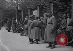Standbild US Armee marschiert deutschen Gefangenen durch Stadt München Deutschland, 1945, aus Sekunde 41 historischem Filmmaterial Videoclip 65675075225