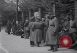Standbild US Armee marschiert deutschen Gefangenen durch Stadt München Deutschland, 1945, aus Sekunde 42 historischem Filmmaterial Videoclip 65675075225