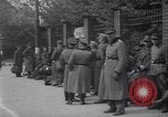 Standbild US Armee marschiert deutschen Gefangenen durch Stadt München Deutschland, 1945, aus Sekunde 43 historischem Filmmaterial Videoclip 65675075225