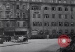 Standbild US Armee marschiert deutschen Gefangenen durch Stadt München Deutschland, 1945, aus Sekunde 44 historischem Filmmaterial Videoclip 65675075225