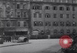 Standbild US Armee marschiert deutschen Gefangenen durch Stadt München Deutschland, 1945, aus Sekunde 46 historischem Filmmaterial Videoclip 65675075225
