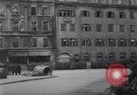 Standbild US Armee marschiert deutschen Gefangenen durch Stadt München Deutschland, 1945, aus Sekunde 47 historischem Filmmaterial Videoclip 65675075225