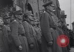 Standbild US Armee marschiert deutschen Gefangenen durch Stadt München Deutschland, 1945, aus Sekunde 48 historischem Filmmaterial Videoclip 65675075225