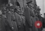 Standbild US Armee marschiert deutschen Gefangenen durch Stadt München Deutschland, 1945, aus Sekunde 49 historischem Filmmaterial Videoclip 65675075225
