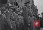 Standbild US Armee marschiert deutschen Gefangenen durch Stadt München Deutschland, 1945, aus Sekunde 50 historischem Filmmaterial Videoclip 65675075225