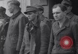 Standbild US Armee marschiert deutschen Gefangenen durch Stadt München Deutschland, 1945, aus Sekunde 51 historischem Filmmaterial Videoclip 65675075225