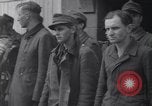 Standbild US Armee marschiert deutschen Gefangenen durch Stadt München Deutschland, 1945, aus Sekunde 52 historischem Filmmaterial Videoclip 65675075225