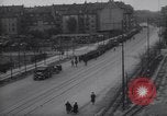 Standbild US Armee marschiert deutschen Gefangenen durch Stadt München Deutschland, 1945, aus Sekunde 53 historischem Filmmaterial Videoclip 65675075225