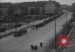 Standbild US Armee marschiert deutschen Gefangenen durch Stadt München Deutschland, 1945, aus Sekunde 54 historischem Filmmaterial Videoclip 65675075225