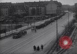 Standbild US Armee marschiert deutschen Gefangenen durch Stadt München Deutschland, 1945, aus Sekunde 55 historischem Filmmaterial Videoclip 65675075225