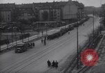 Standbild US Armee marschiert deutschen Gefangenen durch Stadt München Deutschland, 1945, aus Sekunde 56 historischem Filmmaterial Videoclip 65675075225