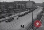 Standbild US Armee marschiert deutschen Gefangenen durch Stadt München Deutschland, 1945, aus Sekunde 57 historischem Filmmaterial Videoclip 65675075225