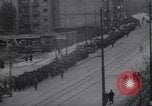 Standbild US Armee marschiert deutschen Gefangenen durch Stadt München Deutschland, 1945, aus Sekunde 58 historischem Filmmaterial Videoclip 65675075225