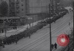 Standbild US Armee marschiert deutschen Gefangenen durch Stadt München Deutschland, 1945, aus Sekunde 59 historischem Filmmaterial Videoclip 65675075225