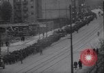 Standbild US Armee marschiert deutschen Gefangenen durch Stadt München Deutschland, 1945, aus Sekunde 60 historischem Filmmaterial Videoclip 65675075225