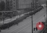 Standbild US Armee marschiert deutschen Gefangenen durch Stadt München Deutschland, 1945, aus Sekunde 61 historischem Filmmaterial Videoclip 65675075225