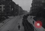 Standbild US Armee marschiert deutschen Gefangenen durch Stadt München Deutschland, 1945, aus Sekunde 62 historischem Filmmaterial Videoclip 65675075225