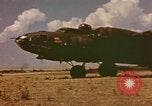 Standbild B-17 Flying Fortress Bomber Algier Algerien, 1943, aus Sekunde 56 historischem Filmmaterial Videoclip 65675075265