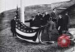 Standbild Rodman Wanamaker kennen Expedition Flagge Anhebung Zeremonie New York United States USA, 1913, aus Sekunde 53 historischem Filmmaterial Videoclip 65675075277
