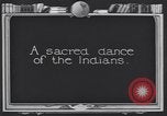 Standbild Pueblo Native American Indian Menschen Tanz und Trommel United States USA, 1920, aus Sekunde 5 historischem Filmmaterial Videoclip 65675075284